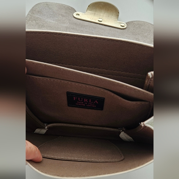 Ferla Metro Crossbody Handbag 👜 - Picture 7 of 10